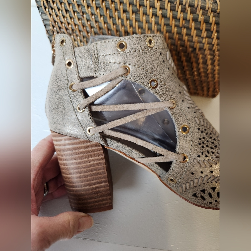 Latigo Leather Saelena Handcrafted Gold Grommet Zip Back Peep-Toe Block Heel - Picture 4 of 14